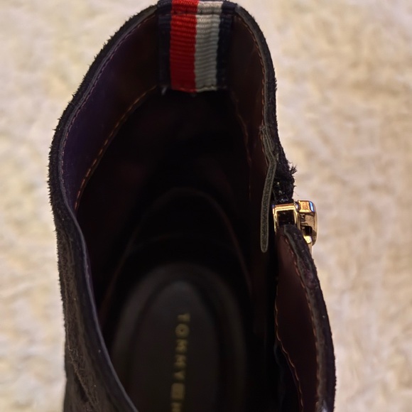 NWOB Tommy Hilfiger Black Ankle Booties with Gold Accent - Picture 7 of 10